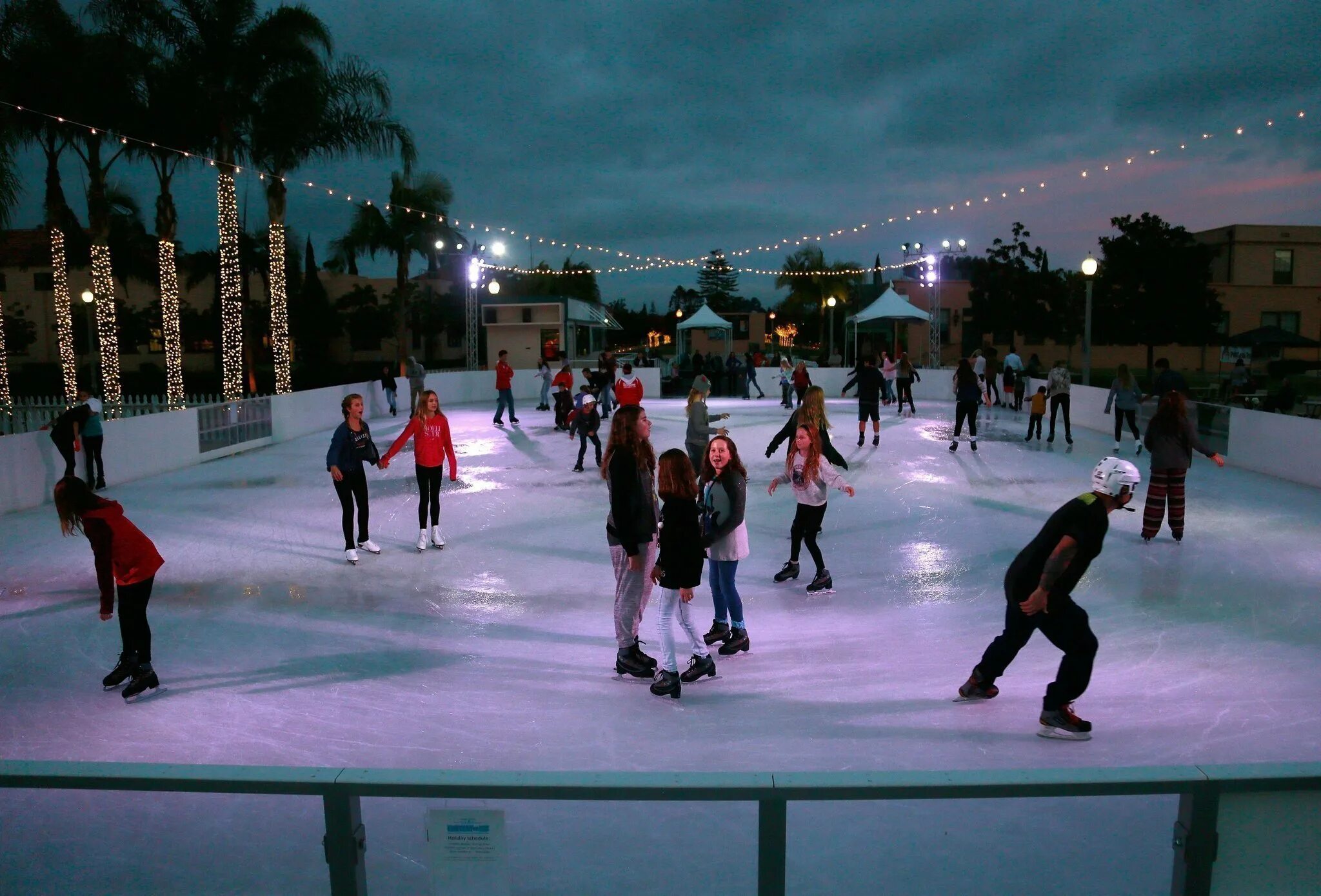 Ice Rink каток. Зимний парк каток Ереван. Ереван парк каток. Гюмри каток.