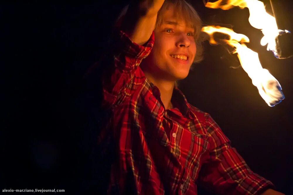 бенгальские огни новый год. мы похожи на огонь песня. огонь группа а по темным улицам фото. телевизор рубин rb-24s5 24". вечером медленно гаснут огни.