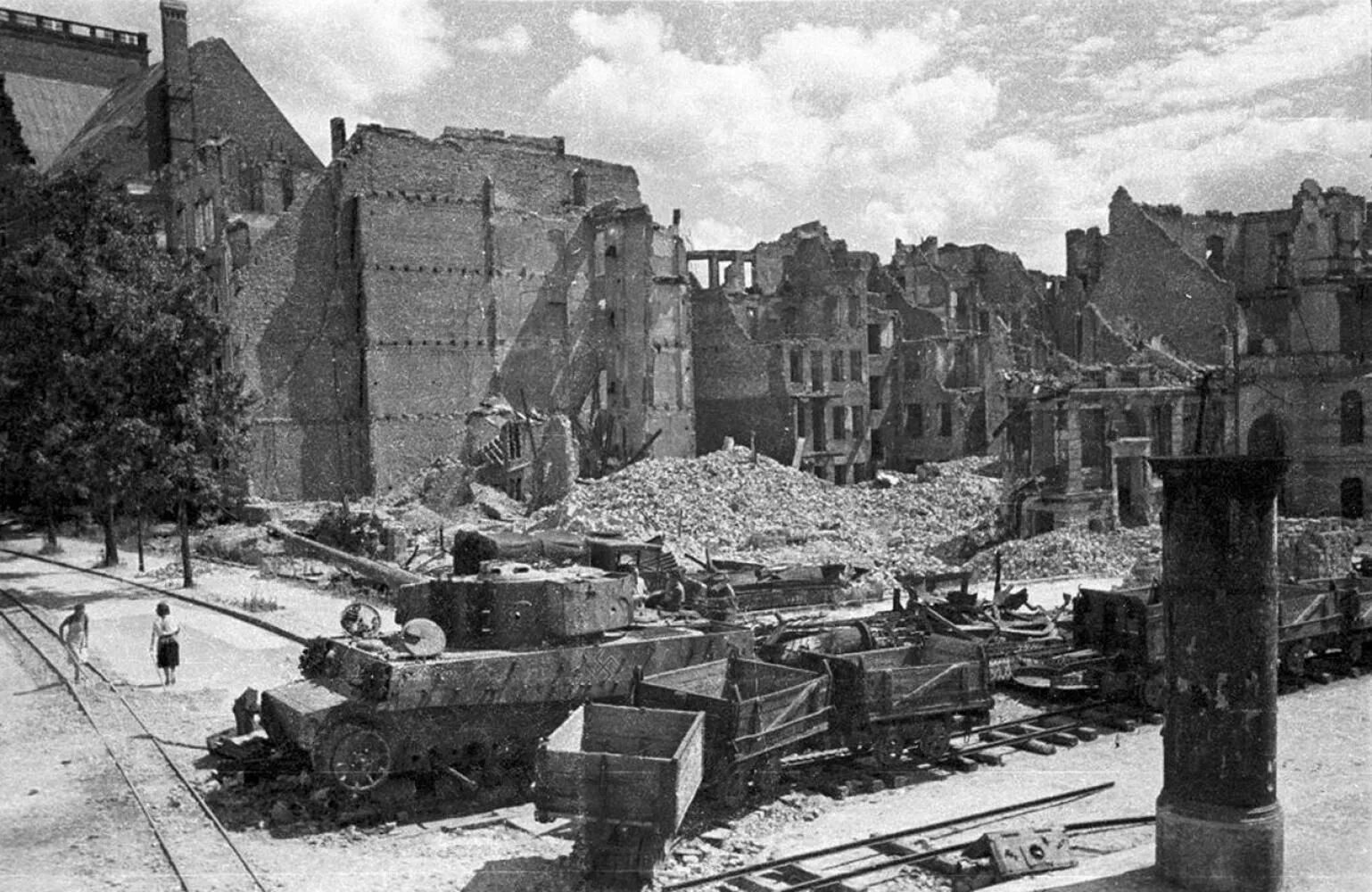 Берлин после войны 1945. Берлин после 2 мировой войны. Руины Берлина 1945.