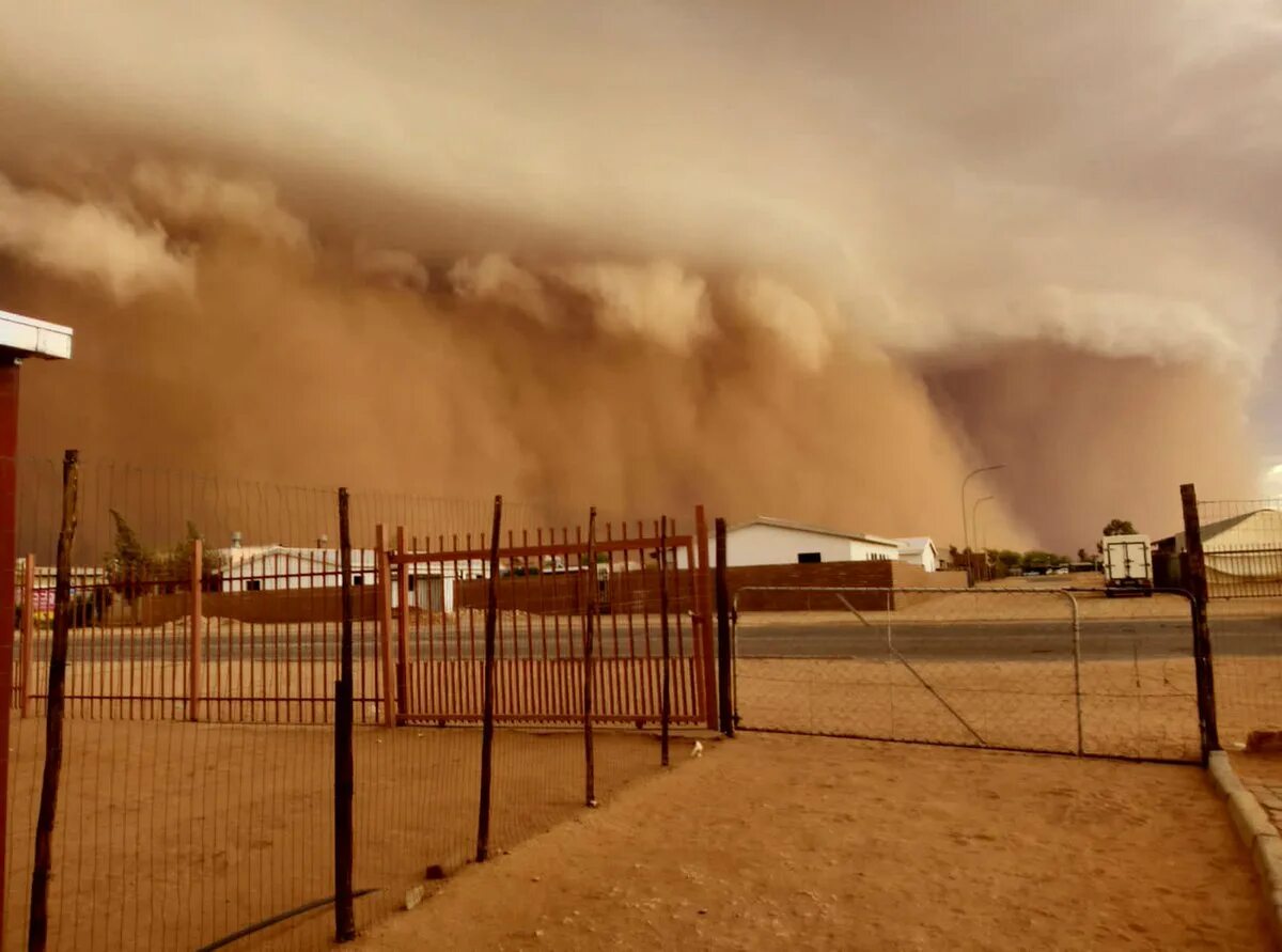 Пыльный город где то. Песчаная буря в Ташкенте. Песчаная буря в Дубае. Песчаная буря в Пекине. Пыльная буря в Узбекистане.