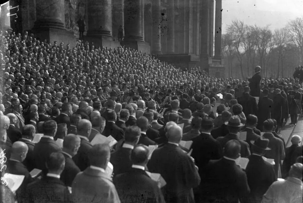 Голландское сопротивление. Владимир маяковский похороны. Владимир маяковский похороны. Владимир маяковский похороны. Маяковский 1930 похороны.
