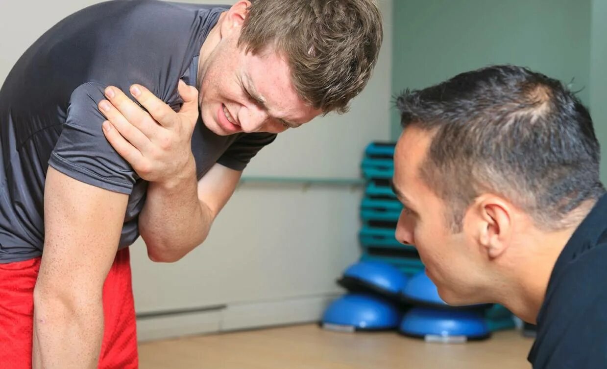 Спортивный ушиб. Травмы при физических нагрузках. Растяжение ноги у девушки. Ахиллово сухожилие бег. Гемартроз голеностопного сустава.