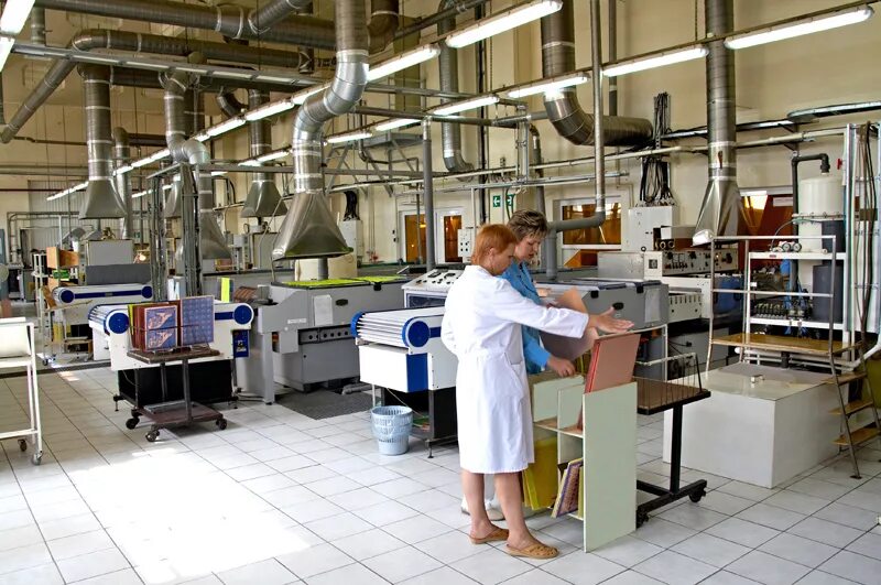 профессии гальваника. гальваника на заводе. цех гальваники. профессии гальваника. гальваника цех.