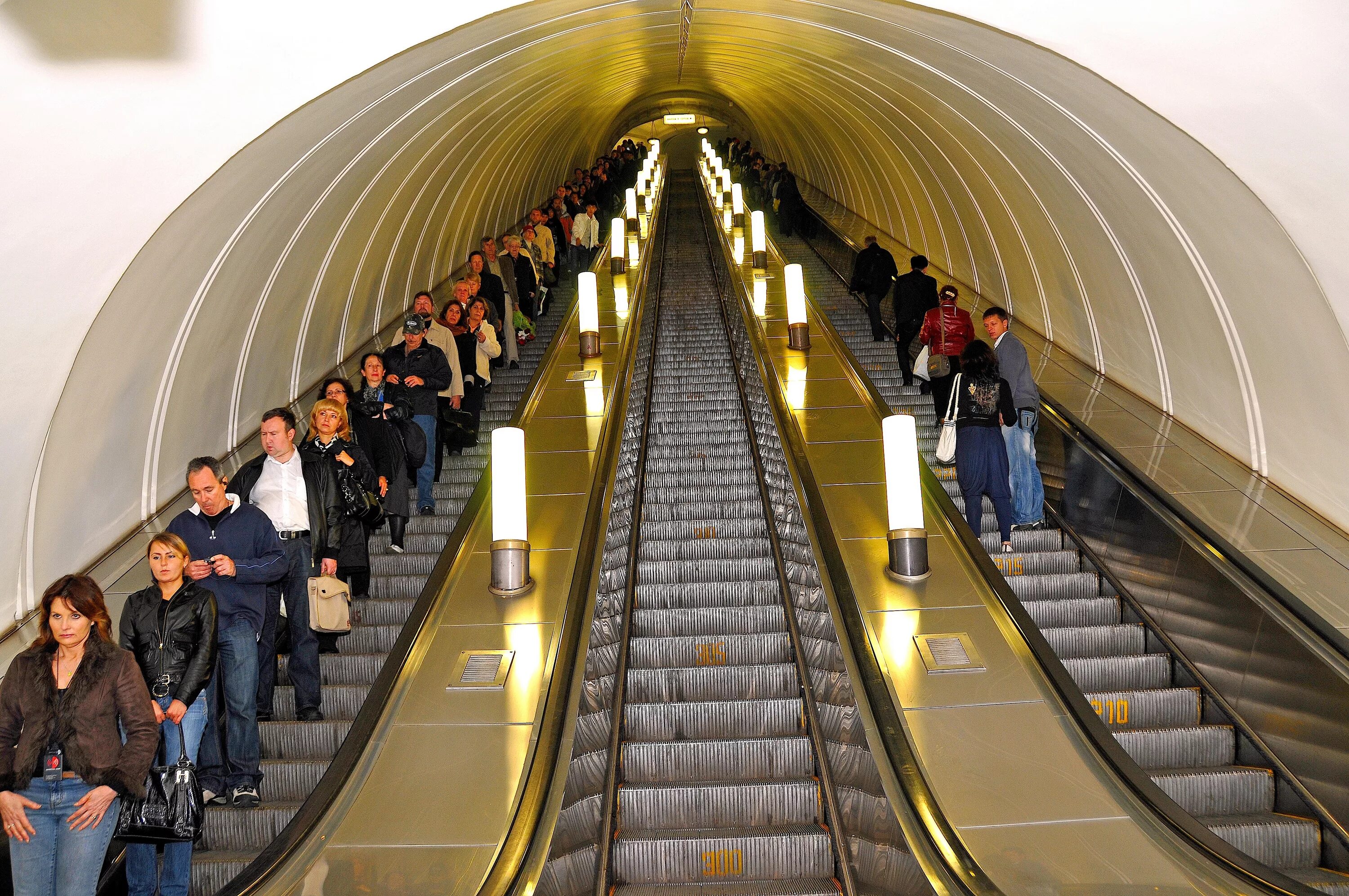 Эскалатор метрополитена поднимает стоящего. Московский метрополитен эскалатор. Эскалаторы Московского метро. Московский метрополитен. Траволаторы. Метро улица 1905 года эскалатор.