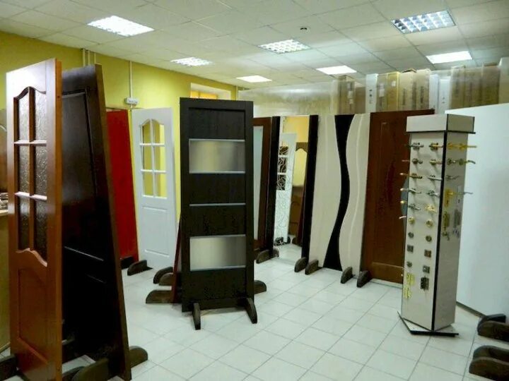Межкомнатные двери выставочные. Стенд для межкомнатных дверей. стенд под двери межкомнатные. стенд для выставки дверей. витрина дверей.