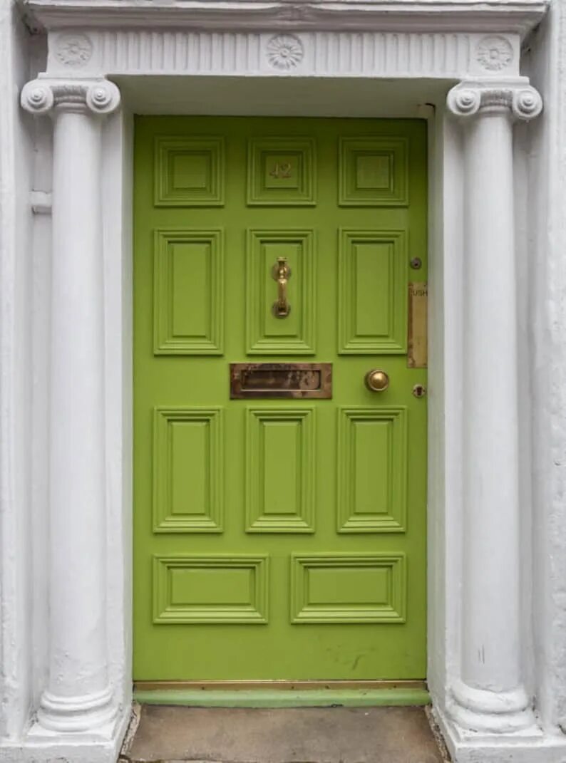 Зеленая дверь. Дверь зеленого цвета. Дверь на зеленом фоне. Зеленые двери в интерьере.