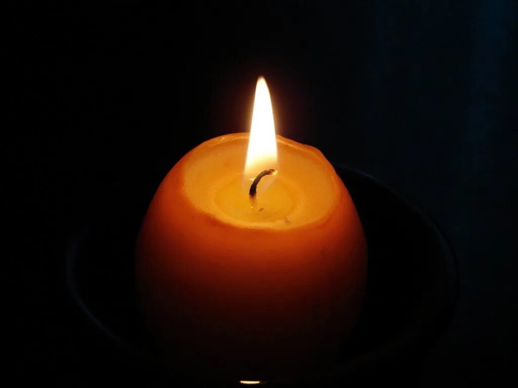 Горящая свеча. Одинокая свеча. Свеча на черном фоне. Горящая свеча на черном фоне. Одиноко свечи горят