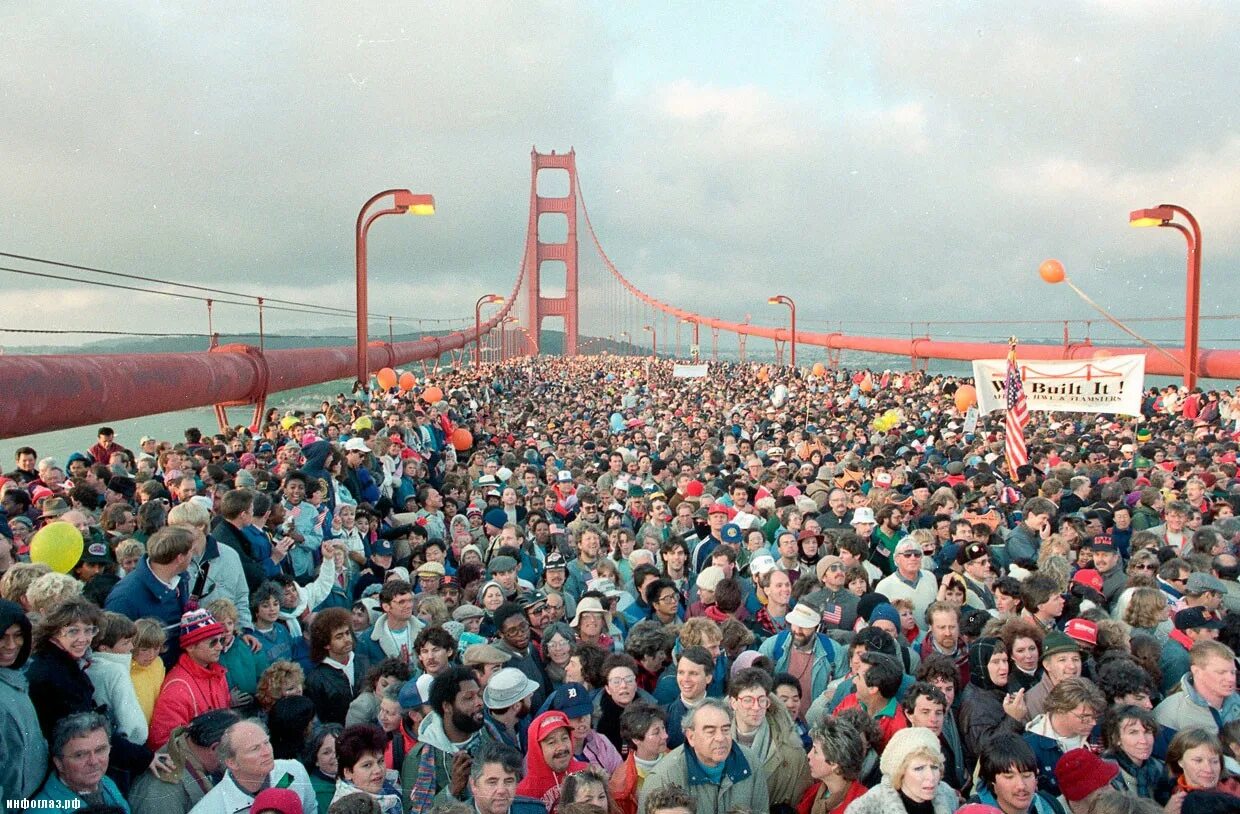 Мост Сан-Франциско золотые ворота в 1987. Празднование 50 летия моста золотые ворота. Толпа на мосту. Толпа народу на мосту. 1 мая 2004