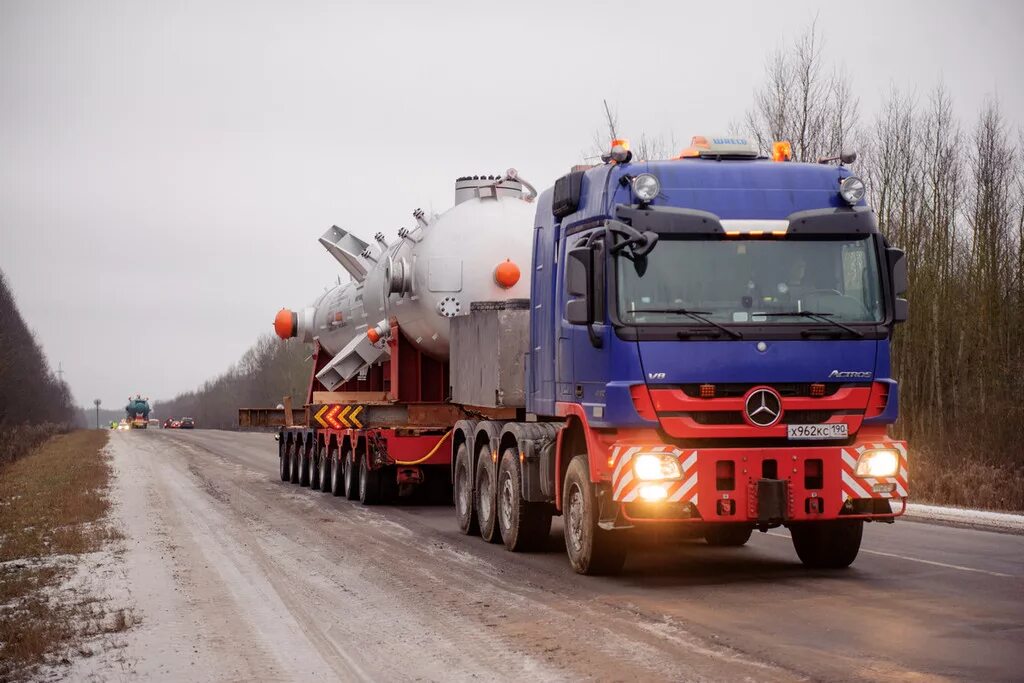 Крупногабаритный груз ответы. Volvo 500 негабарит. Негабарит 46 Мерседес. Мерседес Аксор негабарит. Вольво трал.