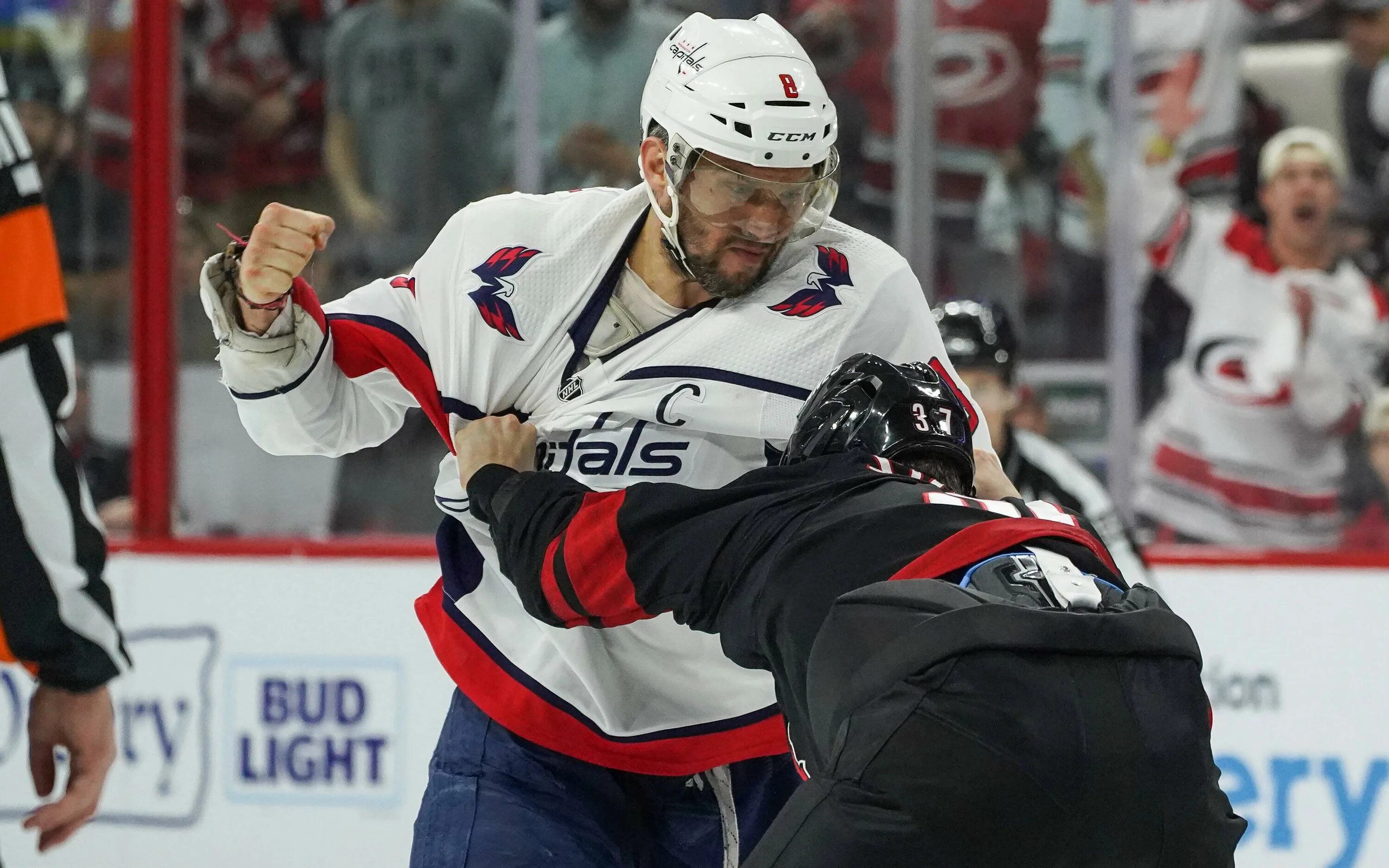 Драка овечкина свечникова видео. Свечников овечкин драка. Интервью овечкина после драки. Свечников овечкин. Драка овечкина свечникова видео.