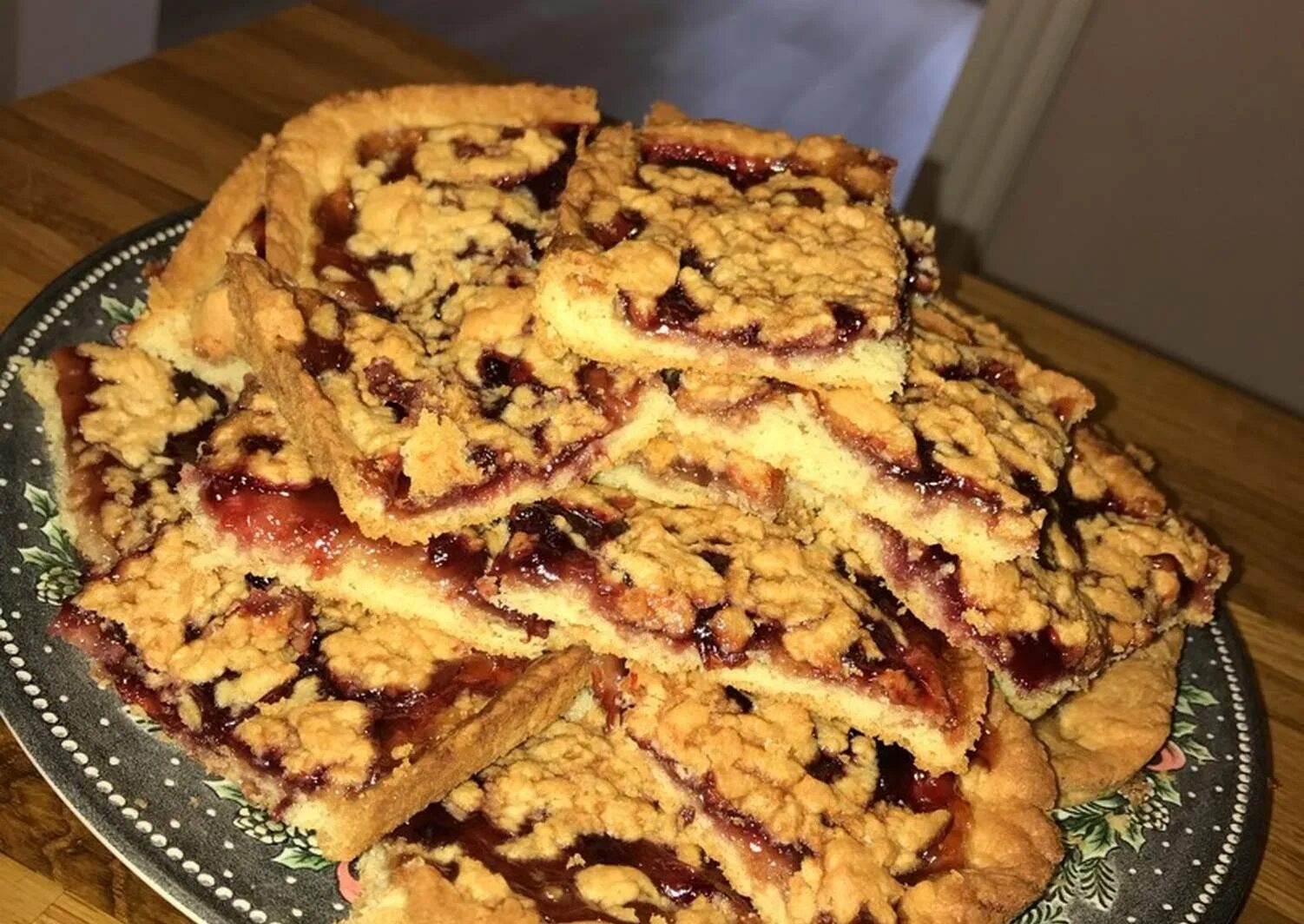 Мясной пирог в духовке. Французская кухня киш лорен. Пирог с щавелем. Мясной пирог с фаршем в духовке. Заливной пирог с сайрой.