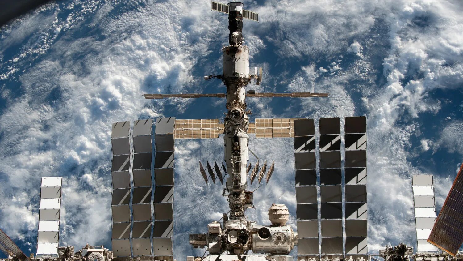 2018 год мкс. Космическая станция в небе. МКС фото в космосе. Американская Космическая станция фото. Орбитальная станция фото движется.