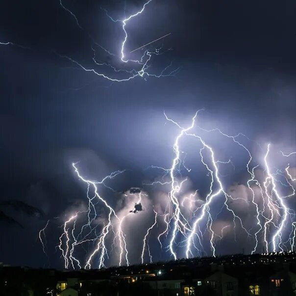 Молния картинка. Стихия молнии. Молния бьющая вверх. Фиолетовая молния. Звуковая молния.