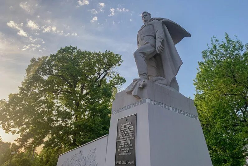 Памятник воинам освободителям в Краснодаре. Обелиск воинам освободителям Краснодара. Памятник советским воинам освободителям города Краснодара. Памятники воинам освободителям Краснодарского края.