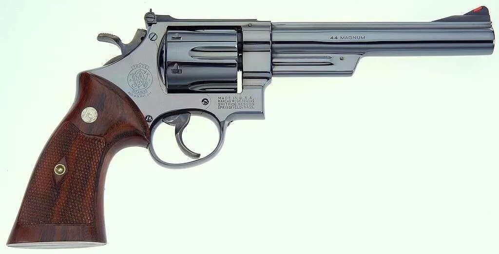 Калибр магнума. Револьвер Магнум 44. Магнум 44 калибра. 44 Magnum револьвер. Смит-Вессон револьвер 44 калибра.