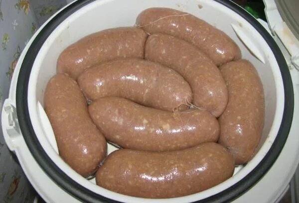 Вареные сосиски. Варятся сардельки. Сосиски кипят. Вареные сосиски. Вареная сарделька в воде.