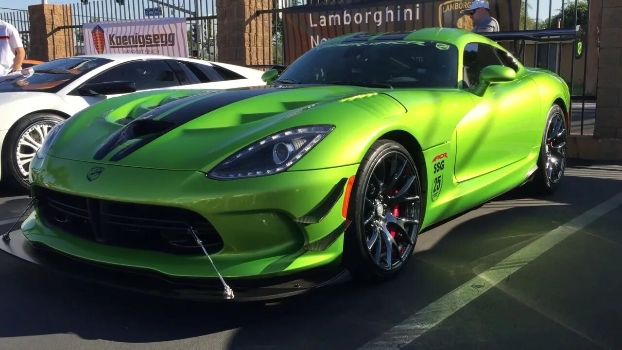 Viper green. Додж Вайпер 2017. Dodge Viper ACR 2017 Snakeskin. Dodge Viper ACR 2017. Додж Вайпер зеленый.