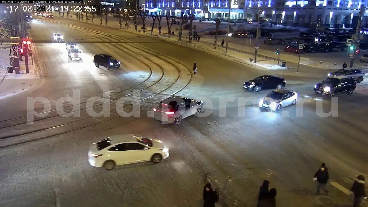 Авария на куйбышева. Камера на перекрестке Ленина Куйбышева. ДТП на перекрестке Леонова-Свиязева. Авария Пермь Леонова Свиязева.