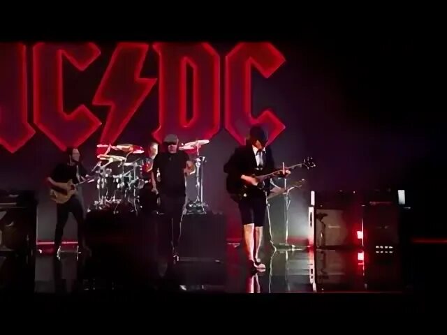 Ac dc спб. Ac dc спб. Ac dc angus young 2021. Солист группы эйси диси. Брайан джонсон ac/dc 2020.