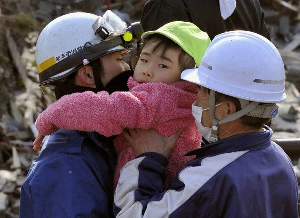 Япония 2011 землетрясение и ЦУНАМИ. Спасатели в Японии.
