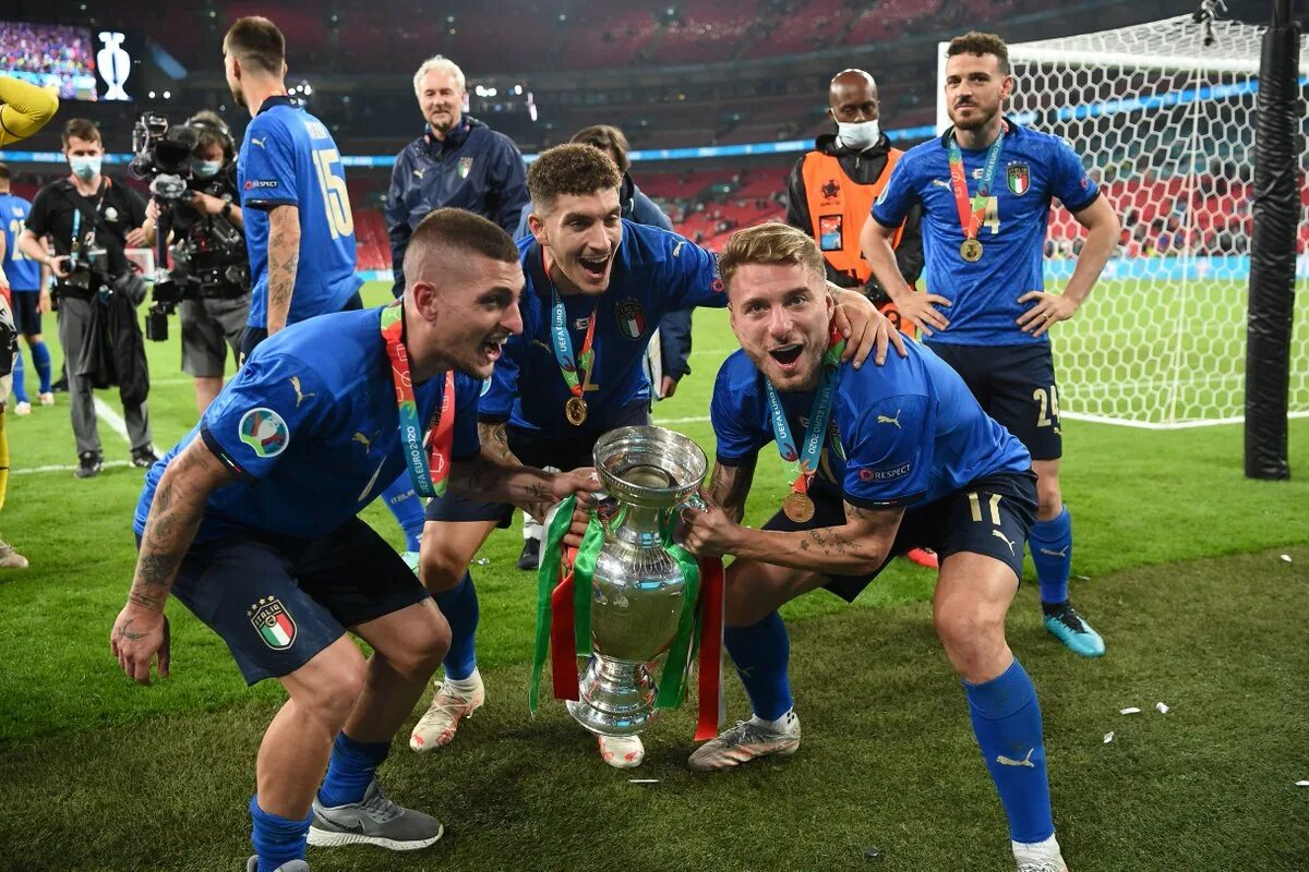 В каком году чемпионат по футболу. Сборная Италии чемпион Европы. Евро 2020 финал Италия с Кубком. Сборная Италии по футболу евро 2020.