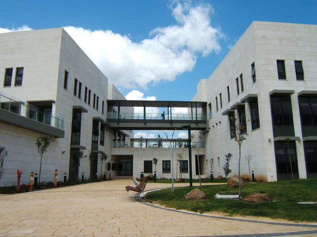 тель хай. статуя пробуждение. тель хай. район юд гимель ашдод. хаи университет.