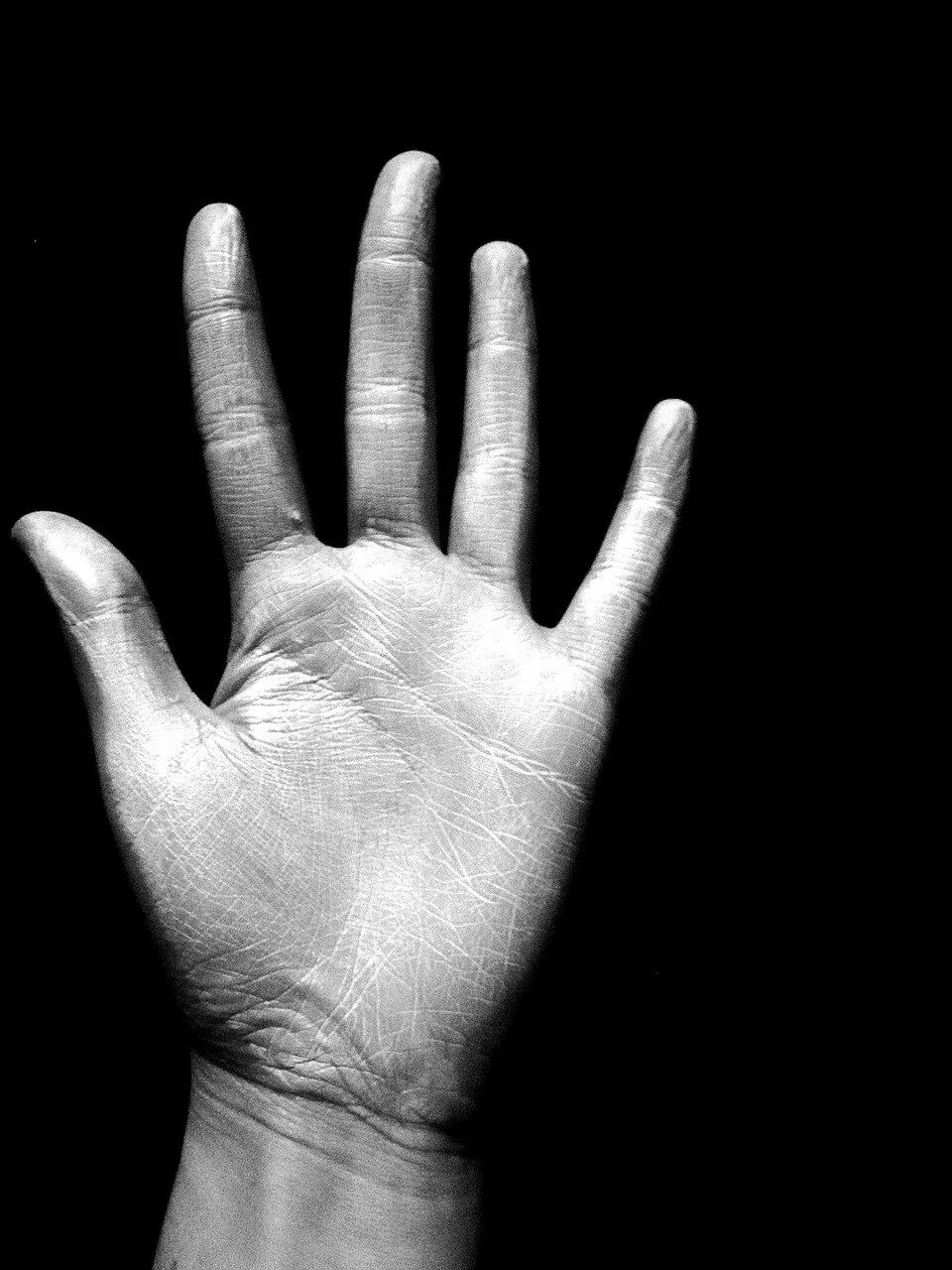 Черные ногти эстетика. Ладони на темном фоне. Мужская рука. Ладонь черно белая. Переплетенные пальцы.