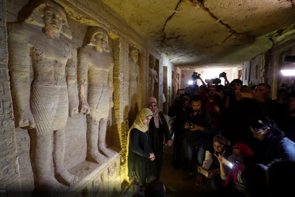 Статуи у гробниц фараонов египта. Некрополе саккара горшок. Гробница саккара. Египет пирамиды внутри самая страшная. Нетронутая гробница в египте.