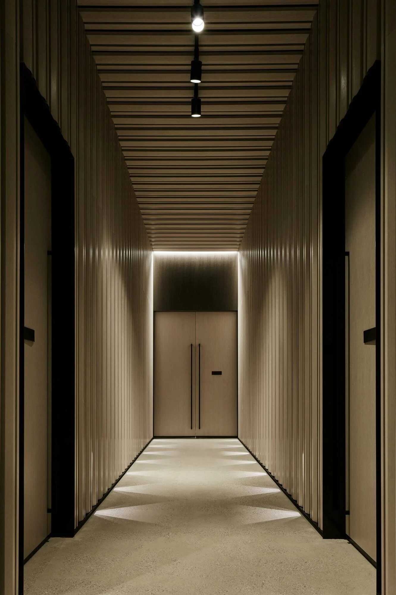 Поставь свет в коридоре. Освещение в коридоре. Подсветка в коридоре. Свет в коридоре. Светильники для длинной прихожей.
