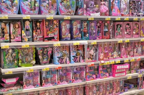 В магазине на полках игрушки стоят