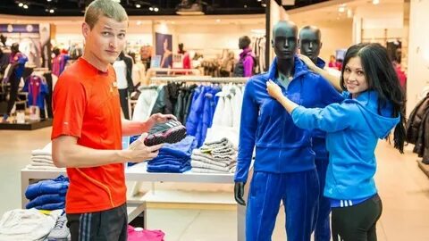 В торговом центре 3 7 продавцы