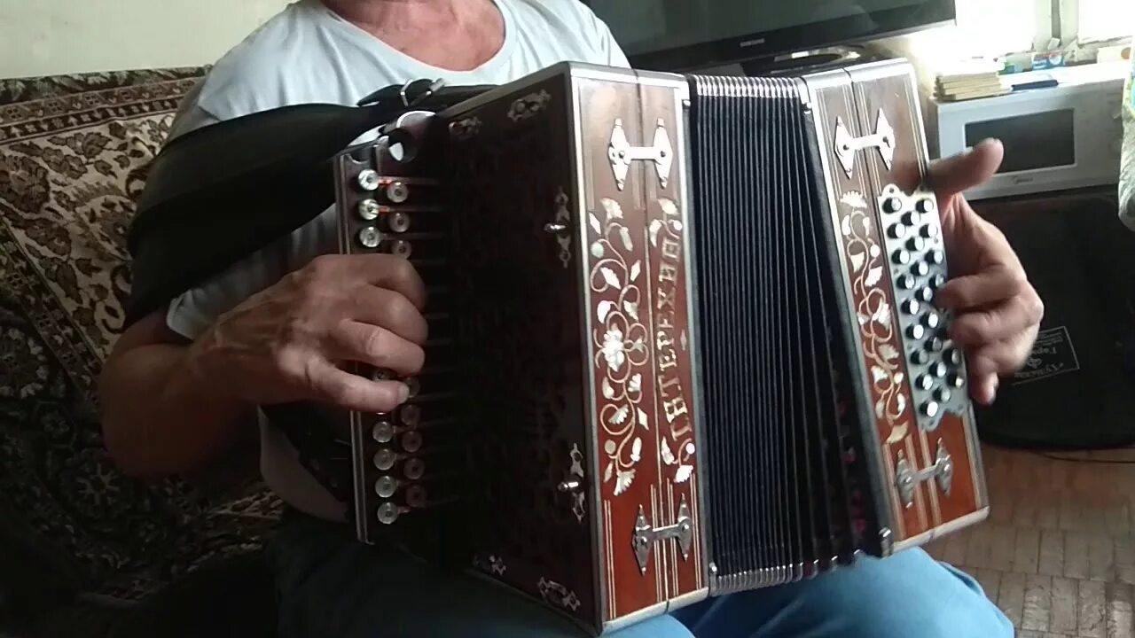 Мастер гармоней романов в. Гармонь устьянцева. Мастер гармоней титов. Гармонь оленичева. Гармони горьковских мастеров мастера терёхина.