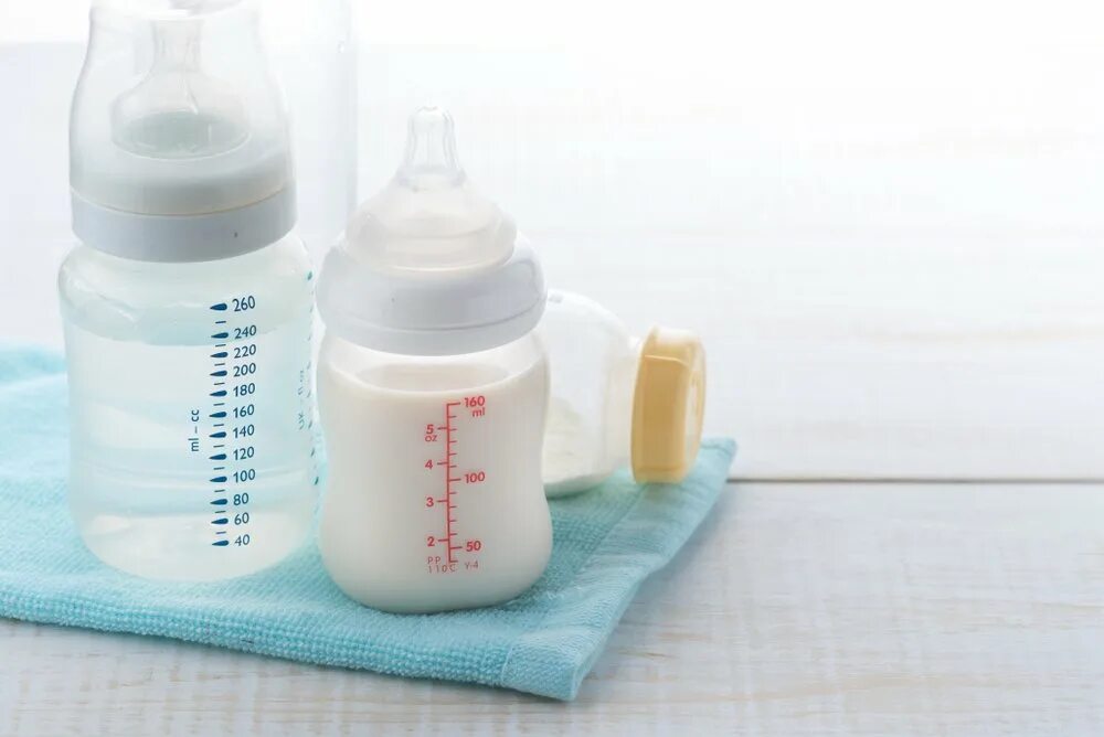 Сцеженное молоко. Бутылочки под сцеженное молоко. Сцедить молоко руками. Как правильно сцеживать молоко.