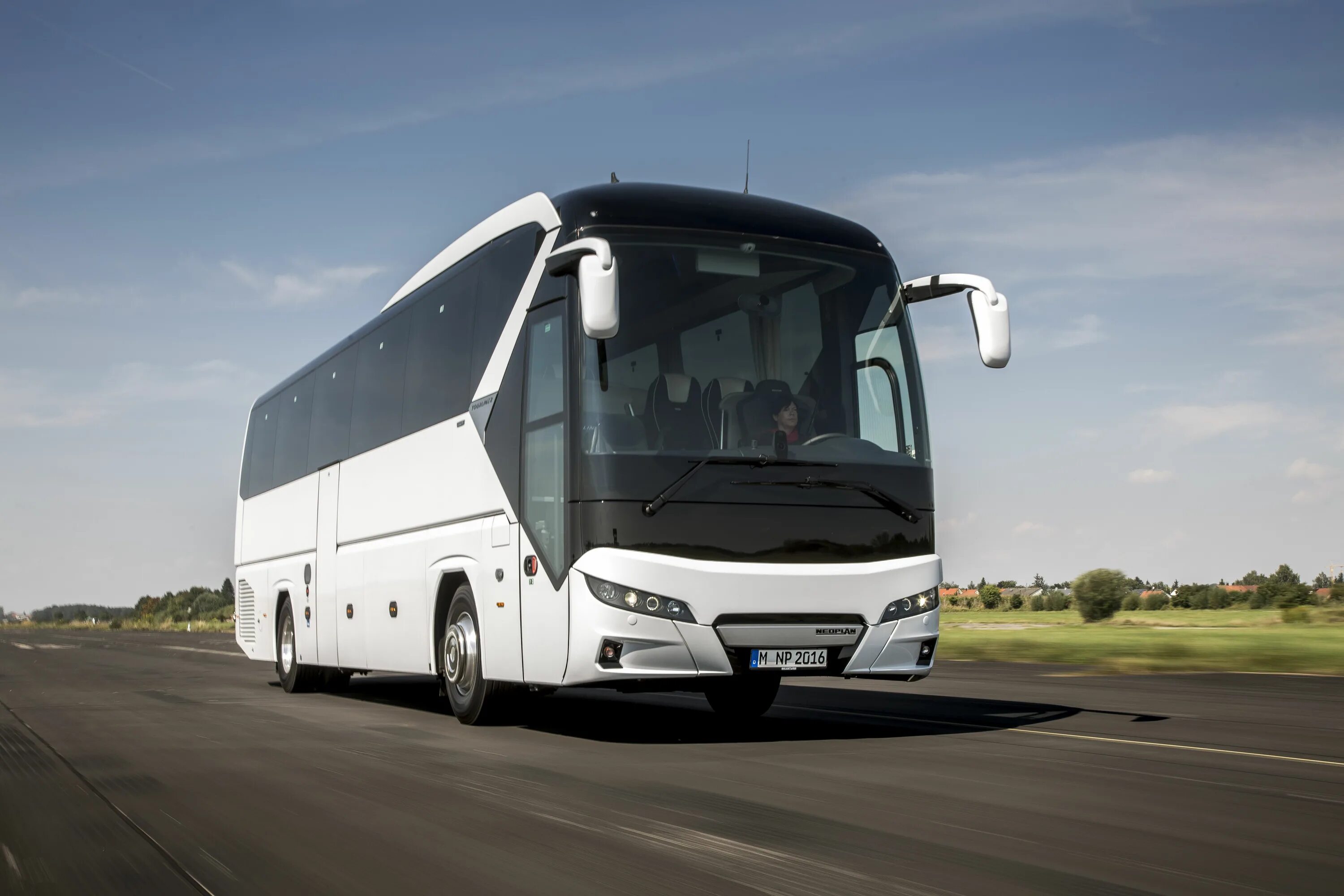 Междугородние перевозки автобусы. Автобус Neoplan Tourliner. Неоплан Турлайнер. Man Neoplan Tourliner. Neoplan New Tourliner.