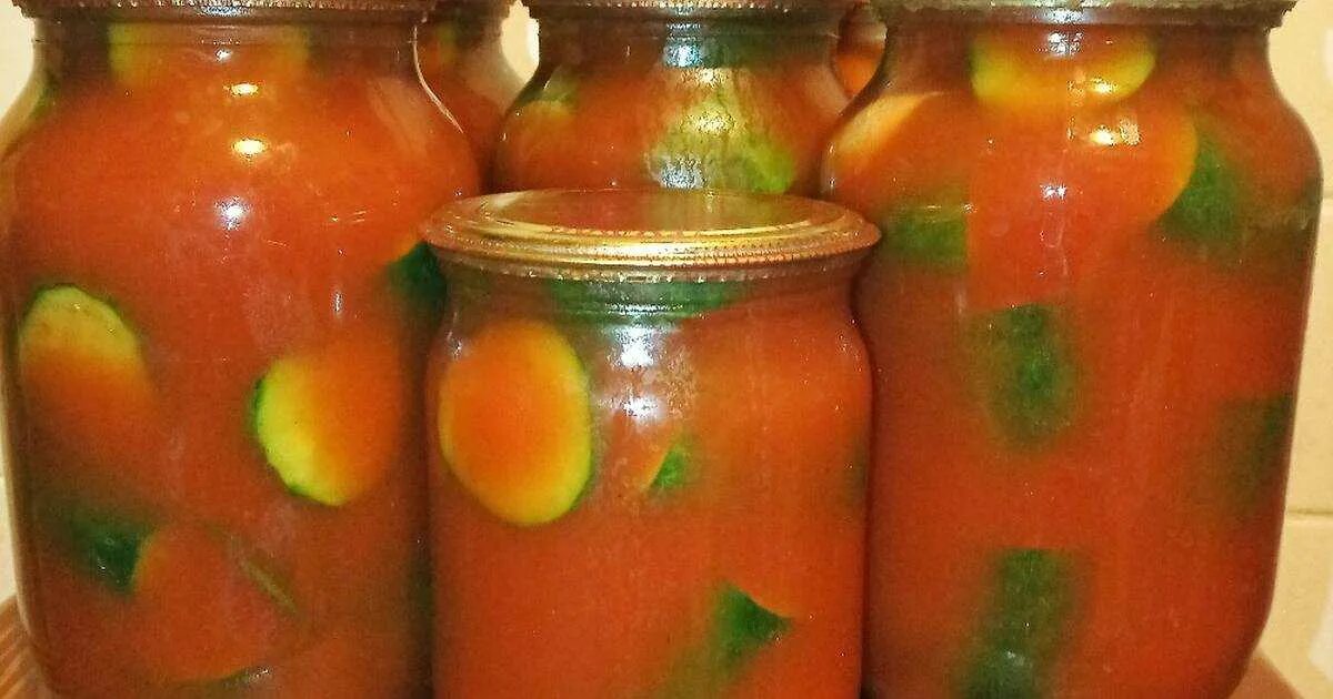 Огурцы в соусе на зиму. Огурчики в томатном соусе. огурцы дольками в томатной пасте. огурцы дольками в томатной заливке на зиму. маринованные огурцы в томатном соусе.