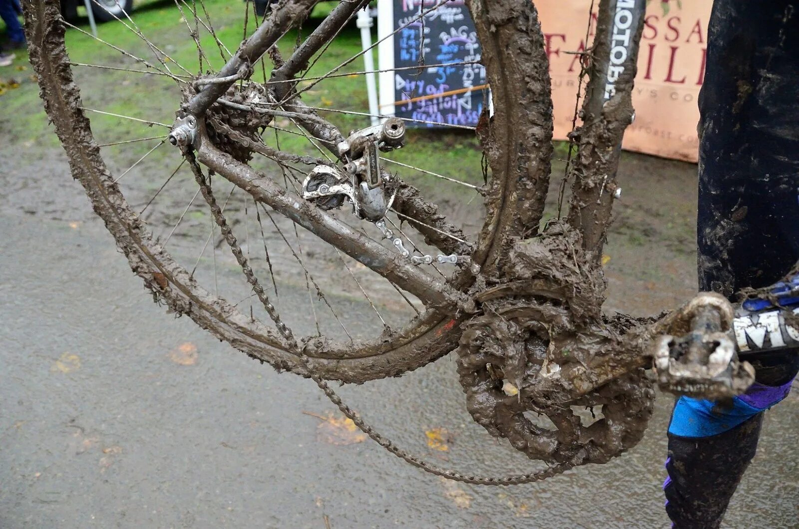 Broken bike. Поломанный велосипед. Разбитые велосипеды. Сломанный велик. Велосипед сломался.