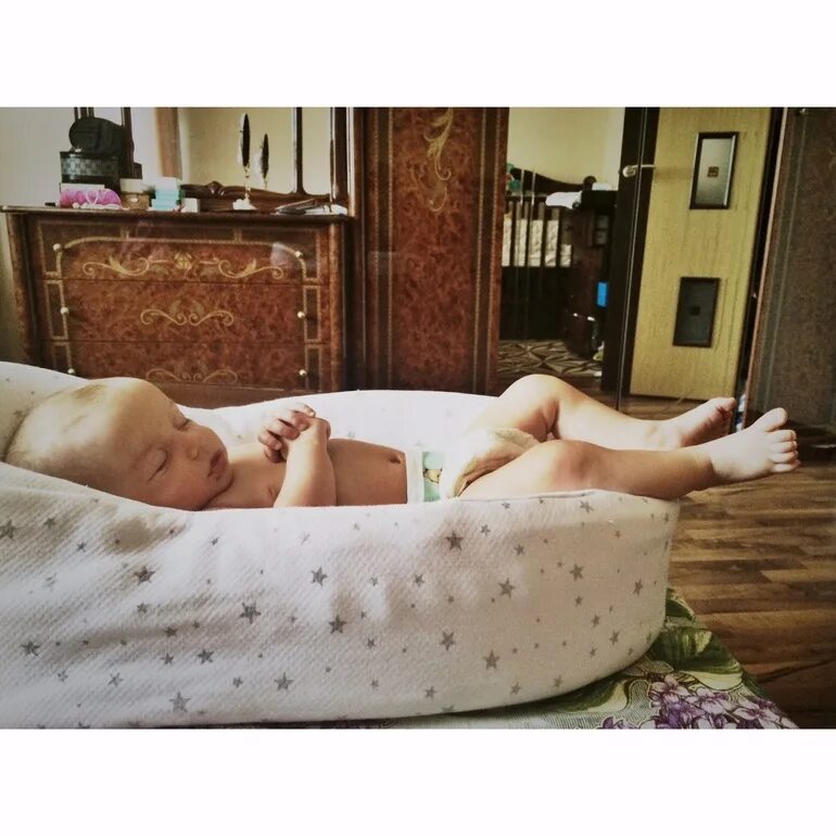 Можно спать ребенку в коконе ночью. Можно спать ребенку в коконе ночью. Класть ребенка в кокон. Ребенок лежит в коконе. Можно спать ребенку в коконе ночью.