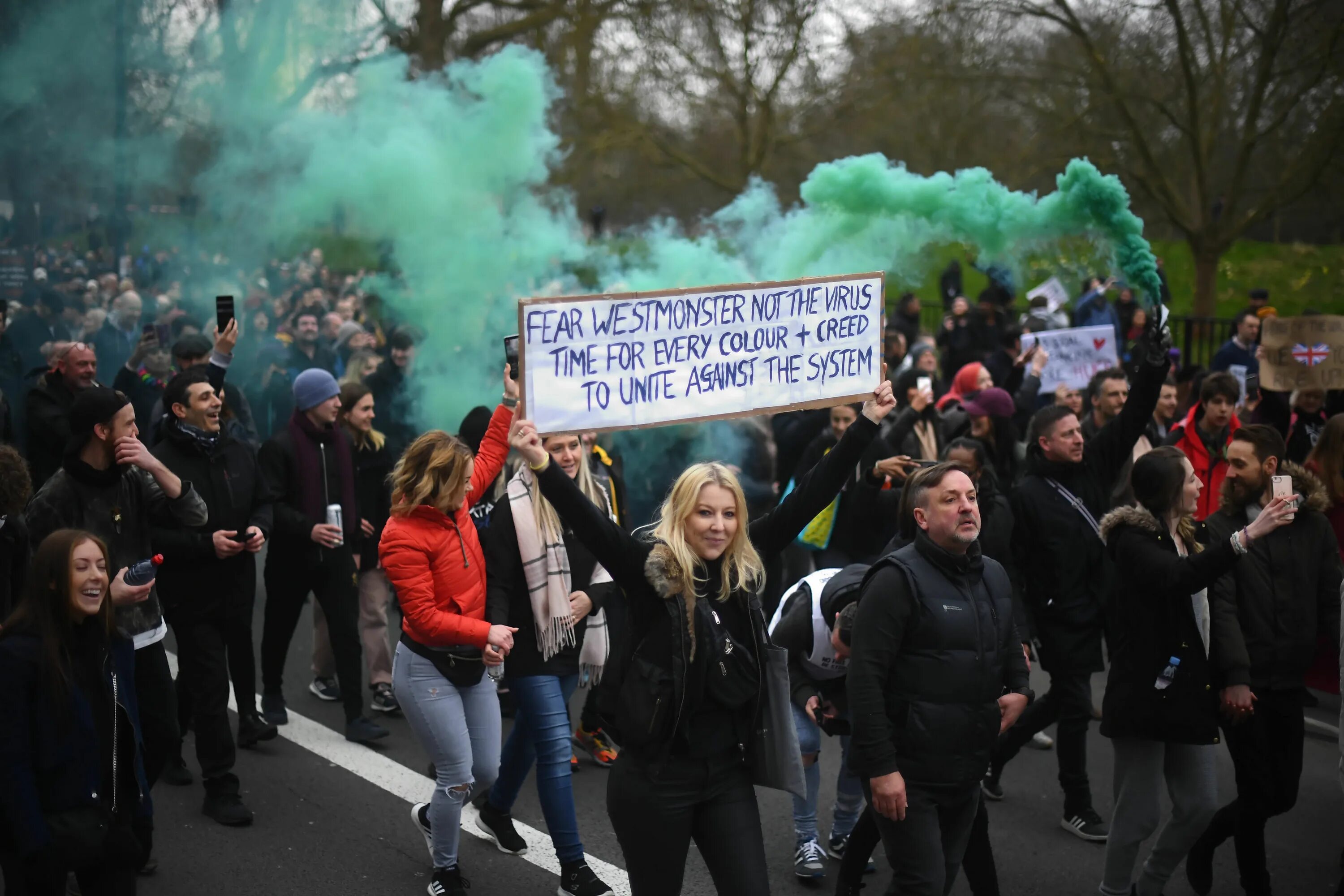 Что такое протест. Протесты европейцы. Митинги протесты. Митинги в Европе Украина.