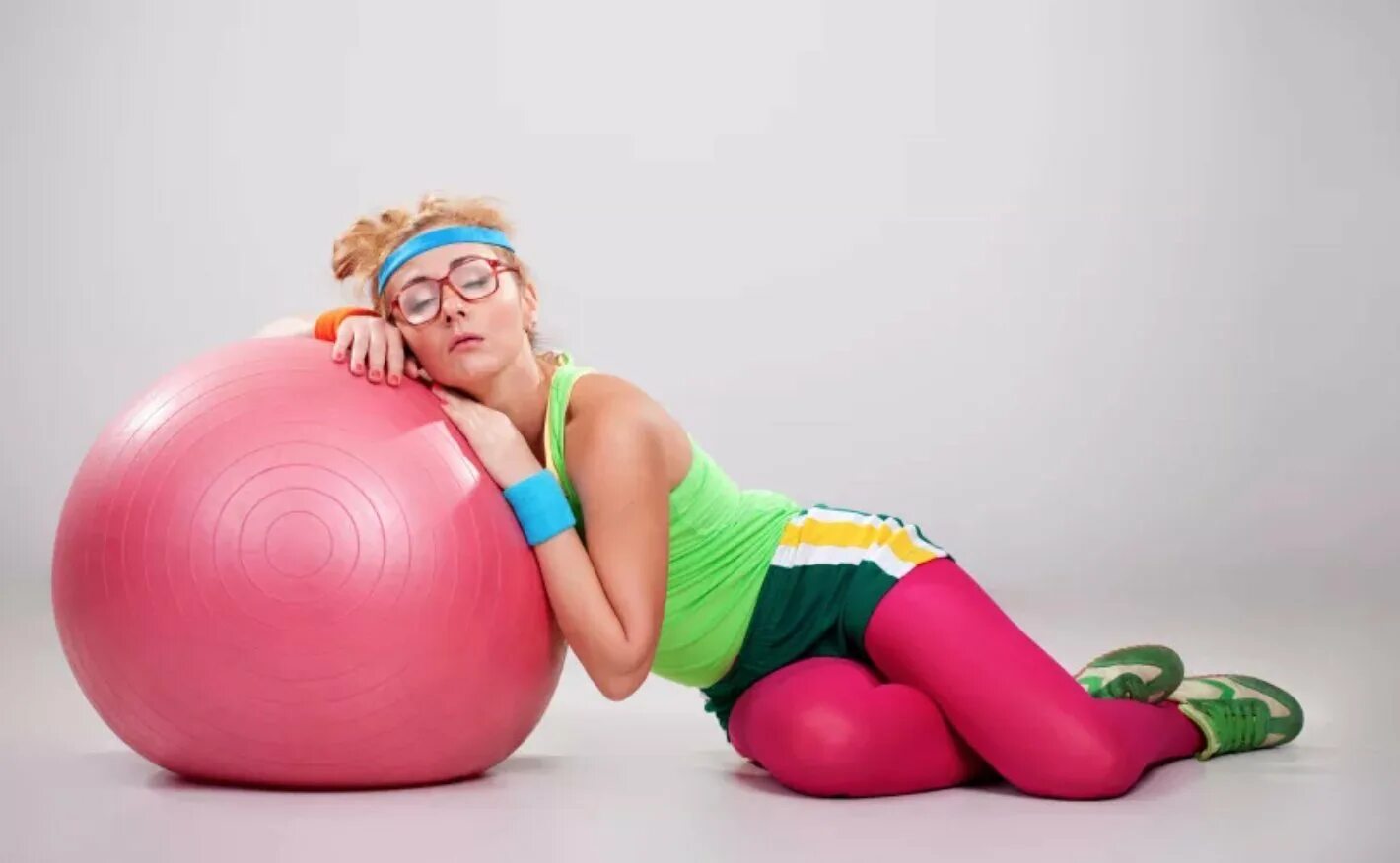 После праздников в спортзал. Смешной фитнес. Прикольное о фитнесе. Фитнес девушка веселая. Женщина на фитнесе смешное.