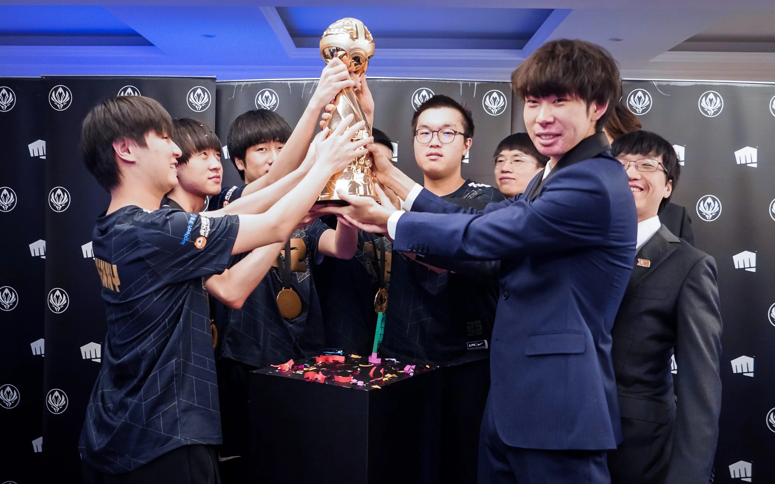 Легендарный 2022. 2022 League of Legends World Championship. МСИ группа 2022. RNG win MSI 2022.