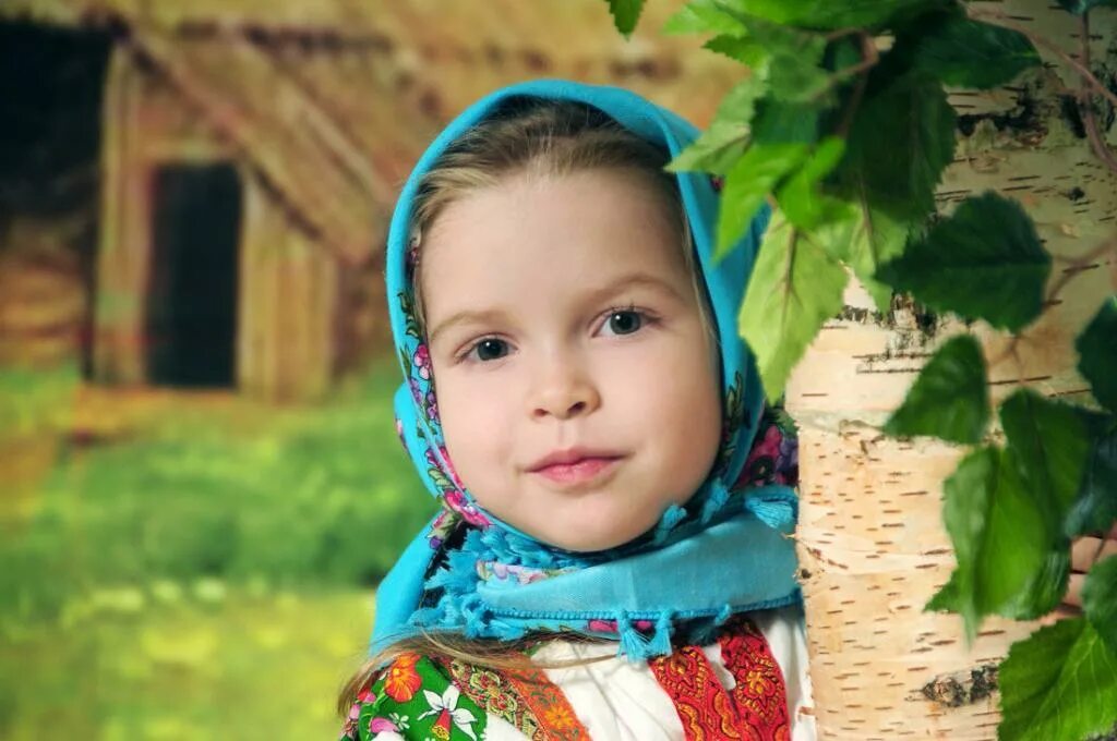 Сударушка ансамбль березка. Русская красавица в платке среди берез. Сударушка ансамбль березка. Девочка у березки в платочке. Ансамбль березка танец сударушка.