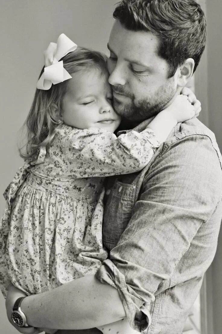 Дочке нравится папа. Маленькая девочка с папой. Фотосессия папа и дочка. Девушка обнимает отца.