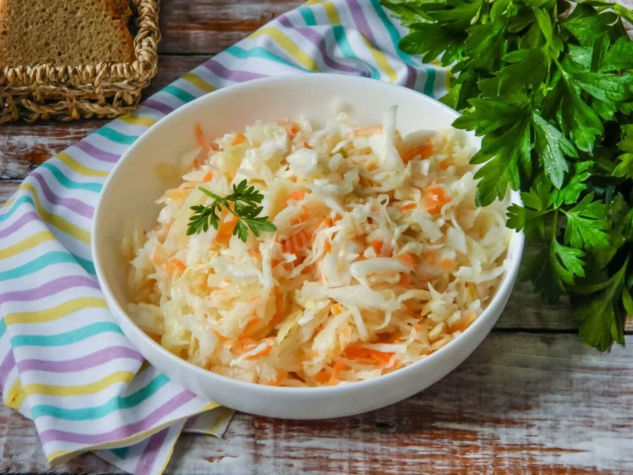 Рецепт капусты соленой хрустящей. Капуста быстрого приготовления хрустящая. капуста маринованная с морковью. хрустящая капуста быстро. салат из капусты хрустящей.