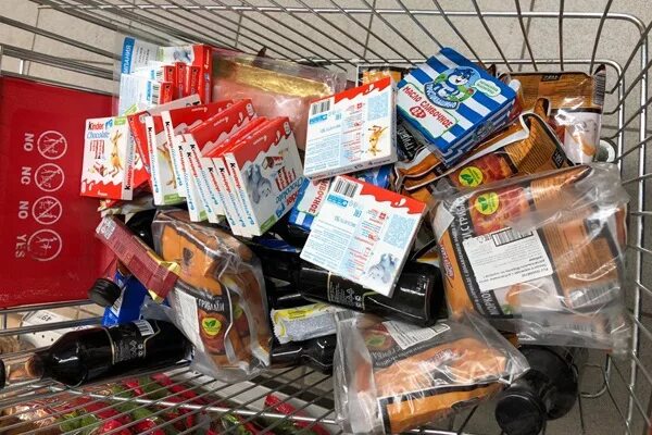 Просроченные продукты. Много просрочек. Много просрочек. Недорогое мясо. Много просрочек.