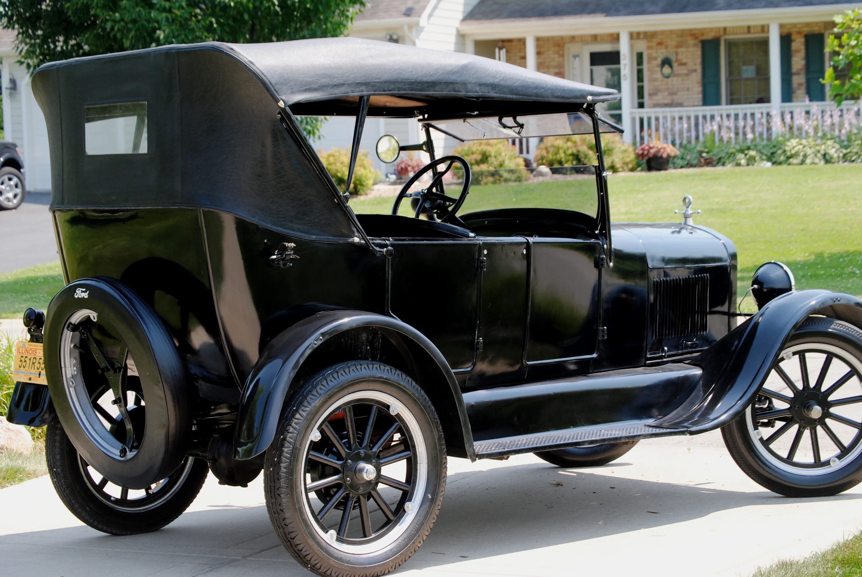 Первый автомобиль форд. Форд модель т 1908 Лиззи. Ford model t 1908 и 1927. Ford t 1908 жестяная Лиззи.