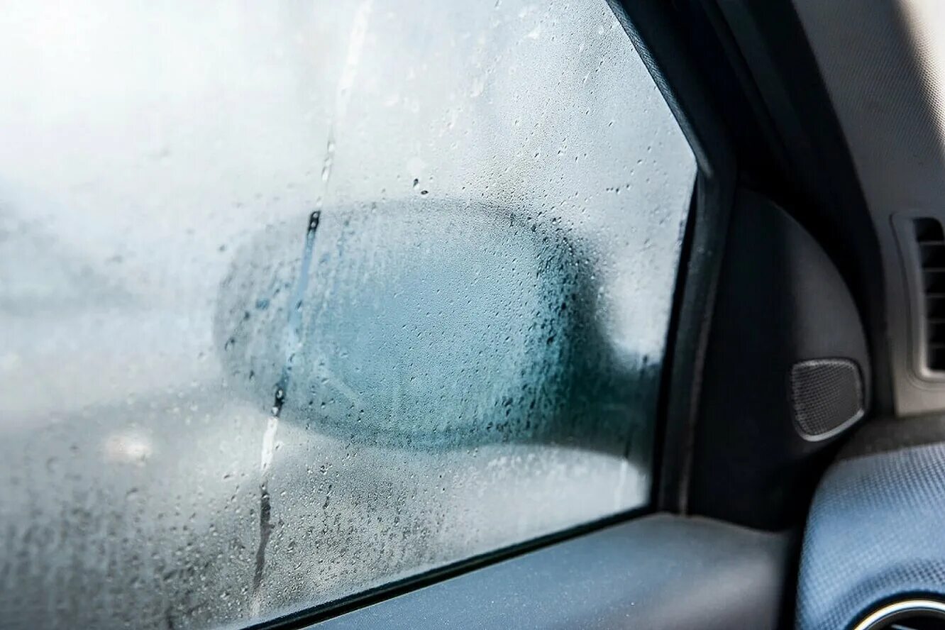 Потеет машина в дождь что делать. Запотевшее стекло. Запотевшие окна в машине. Запотевшее стекло в машине. Машина с запотевшими стеклами.