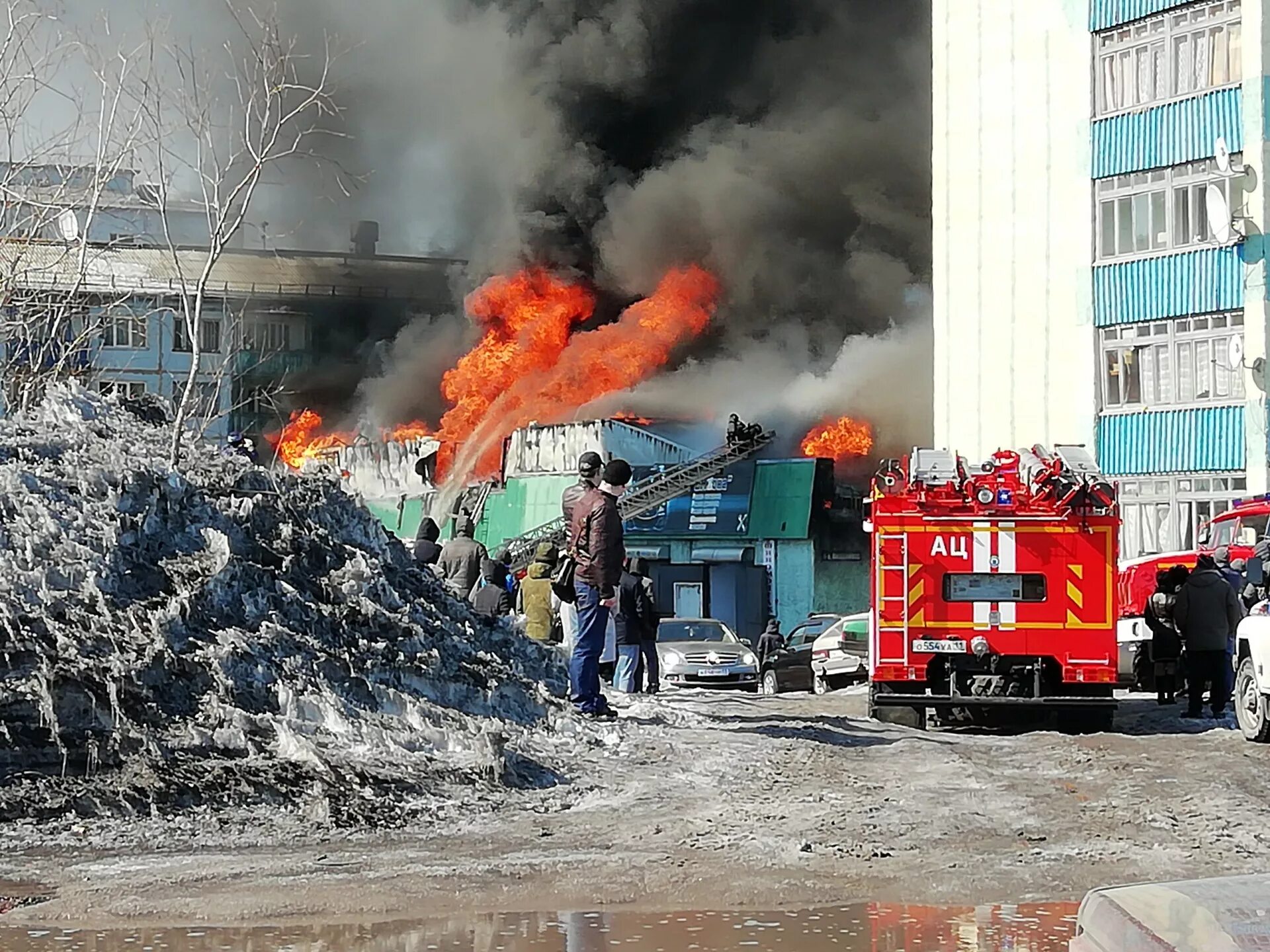 Что случилось в доме сегодня. Пищевиков 23 Воркута. Воркута бульвар Пищевиков. Пожар в Воркуте. Воркута пожарные.