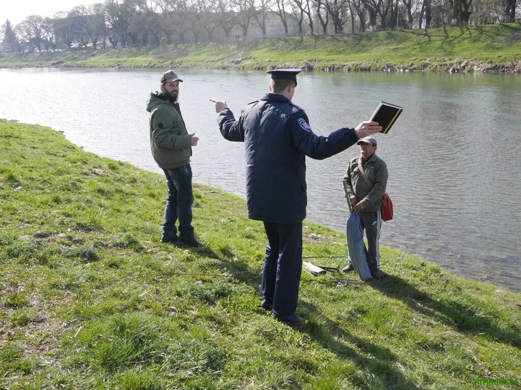 Где ловить рыбу в запрет. Запрет на рыбалку. Рыбалка в нерестовый запрет. Ограничение по ловле рыб. Запрет рыбной ловли.