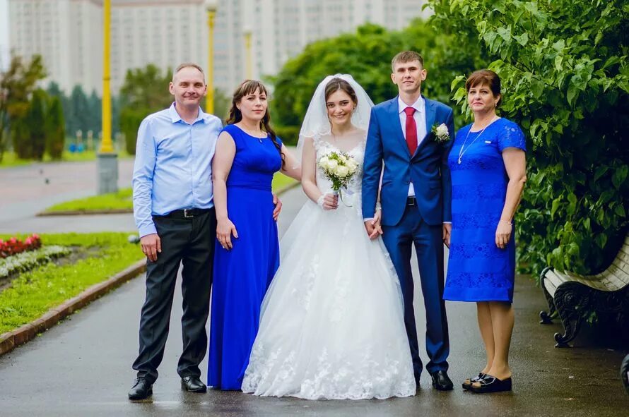 На свадьбе сына можно. Жених и невеста в синем. Образ на свадьбу. Жених на свадьбе. Фотосессия с родителями на свадьбе.