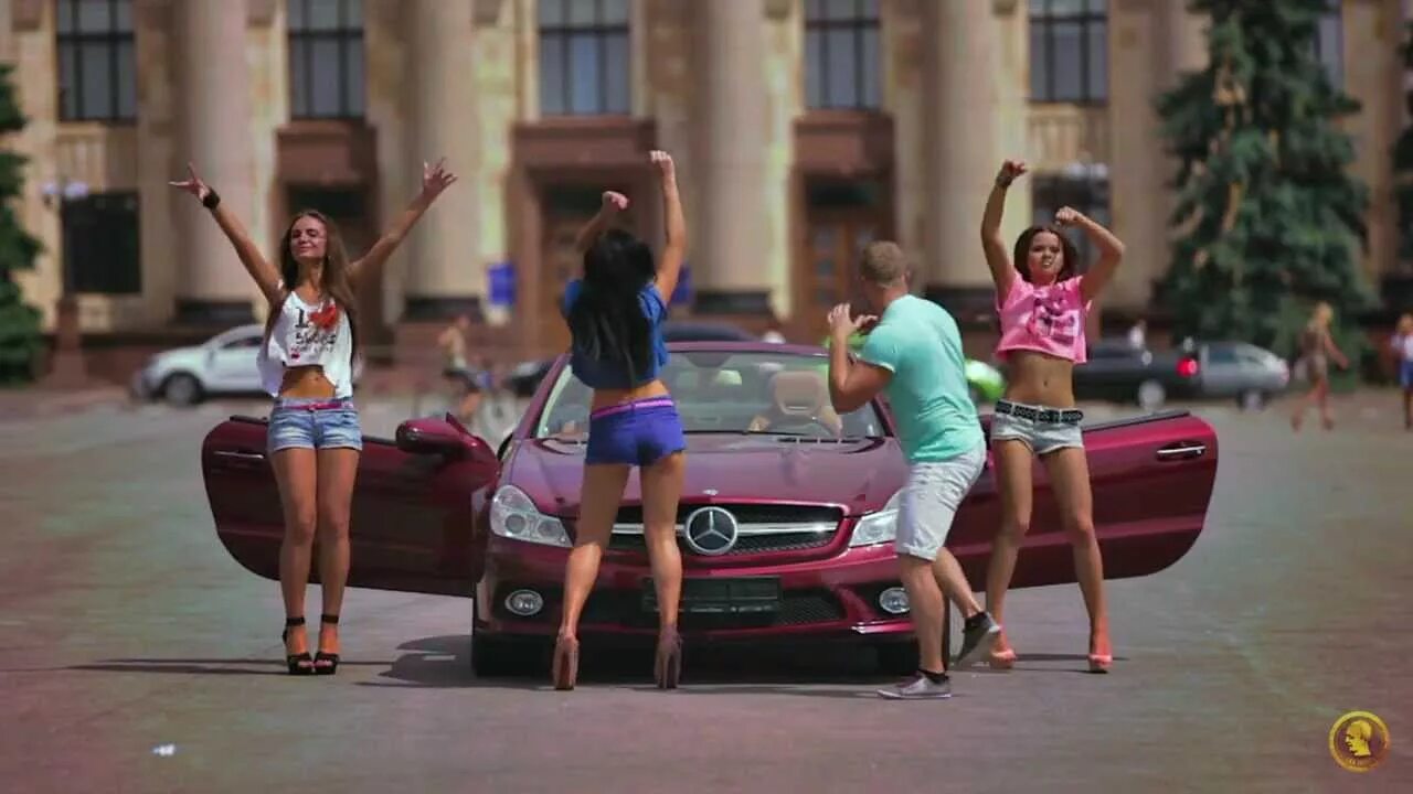 Где машины танцуют. Lad Idorf & Sergey Chorniy. Девушка танцует у машины. Танцы в машине. Танцуют возле машины.